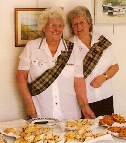 Deux dames avec leurs gateux Cornish